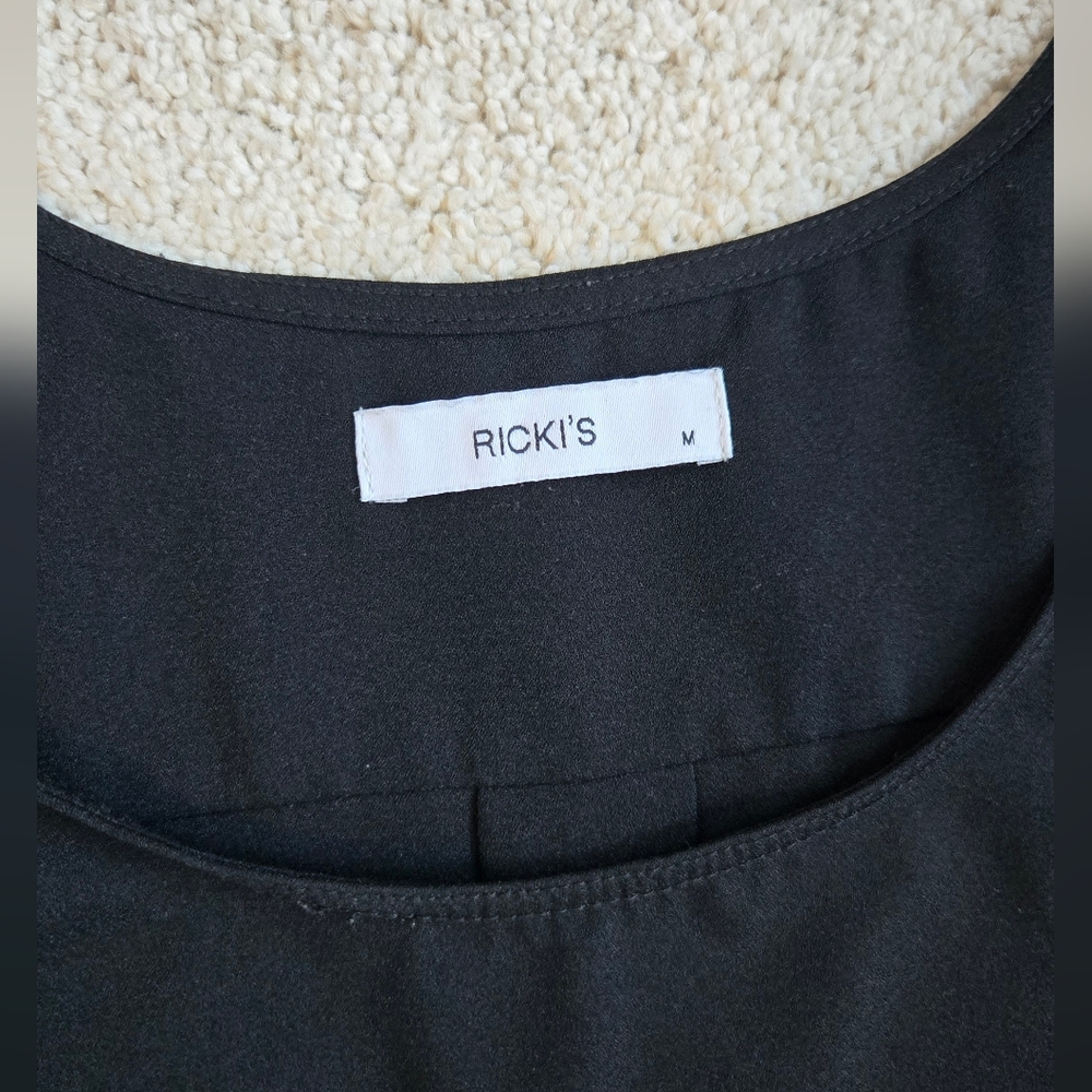 RICKI'S Black Top